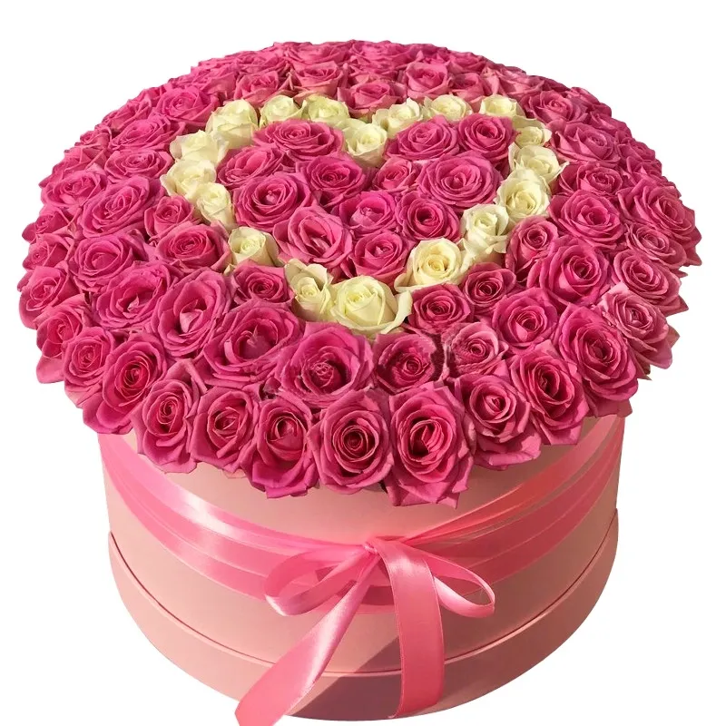 Букет из 101 розовой и белой розы в шляпной коробке